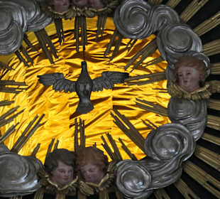 Der Heilige Geist über dem Altar