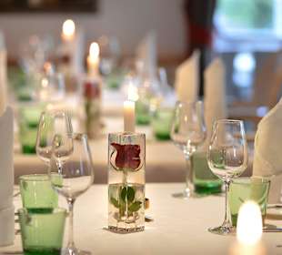 Der gedeckte Tisch speziell für Feiern