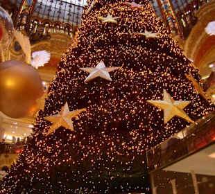 Weihnachtsbaum im Kaufhaus