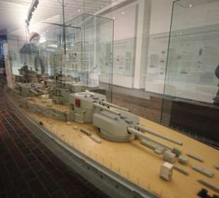 Modelle in der historischen Halle