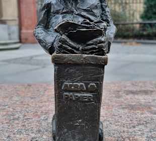 Mit der Papiertonne.