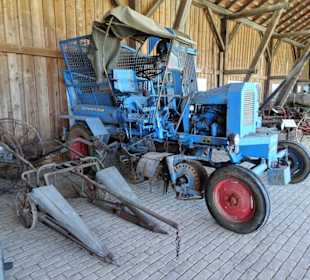 Landwirtschaftliche Geräte im Freilandmuseum