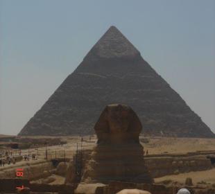 Eine Pyramide und die Sphinx