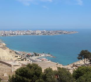 Von der Burg aus zum Strand