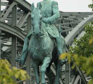 Der letzte Deutsche Kaiser reitet nach Westen