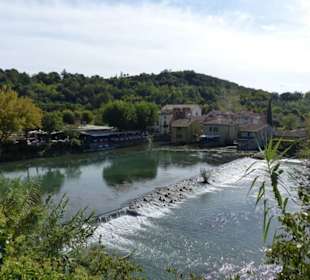 Blick von der Brücke auf den kleinen Ort