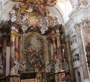 Hauptaltar im Chorraum