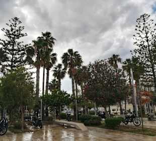 Begrünter Platz, dort sind einige Cafés