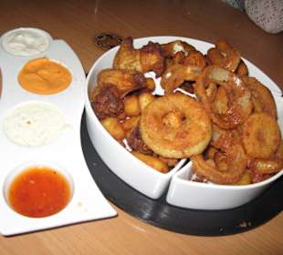 Картофель+куриные крылышки+луковые кольца