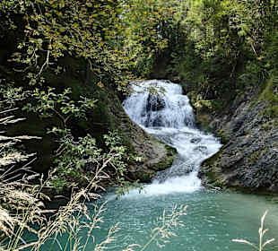 Wodospad nad jeziorem