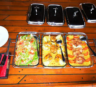 Teil des Festmahls auf der Damai Indah