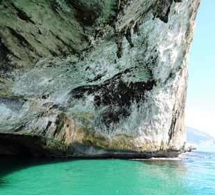 Einfahrt in den Hafen der Grotta del Bue Marino