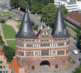 Das Holstentor von St. Petri gesehen