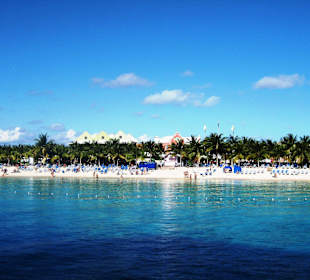 Blick auf den Strand vom Schiff aus
