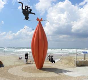 Tel Aviv beach - statue