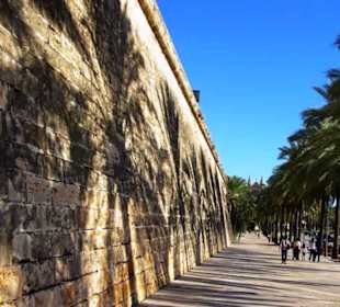 An der Stadtmauer entlang