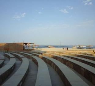 Theater und SeaWorld-Diving-Center am Strand