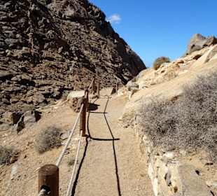 Der Weg durch das Tal nach der Staumauer