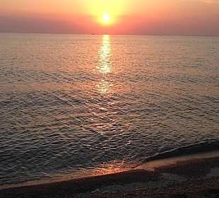 Sonnenuntergang am westlichen Strand von Nea Potid