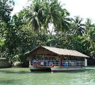 Floating Boat auf dem Loboc River