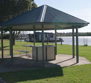 Anlegestation für Hausboote,zahlreiche Grillplätze