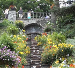 Italienische Blumen-Wassertreppe