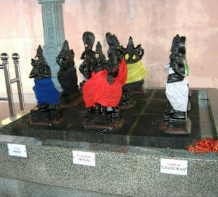 Heilige Steine und Statuen