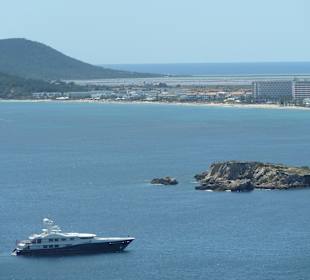 Blick auf Platja d'en Bossa und die Salinen 