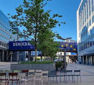 Vor dem Parlamentarium 