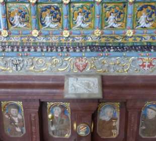 Handbemalte Kacheln am Kachelofen im Artushof