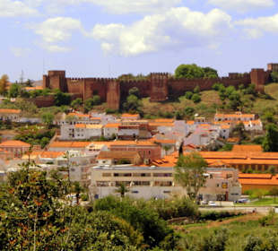 Im Hintergrund das Castelo dos Mouros
