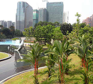 Parkanlage hinter den Petronas-Twin-Towers...