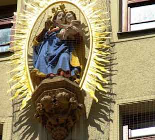 An den Häuserfronten