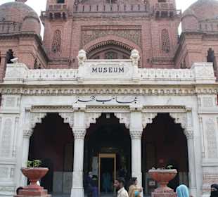 Eingang des Lahore Museum