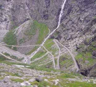 Serpentinenstraße im Geirangerfjord
