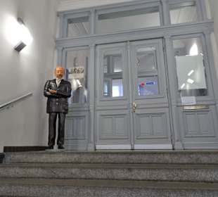 Aufgang mit Hausmeisterpuppe an der Tür