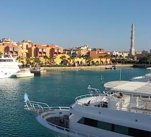 An der neuen Marina fährt das Boot los