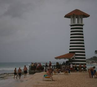 Leuchtturm von der Anlage am Strand und links