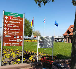 Hinweisschilder am Meer