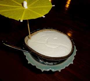 Kokos-Eis in der Schale