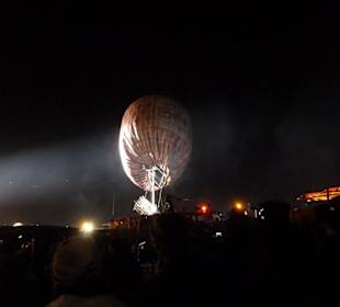 Ballon hängt an Strommast