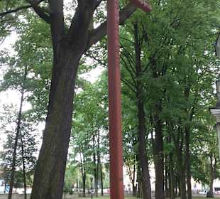 Krzyż przed kościołem