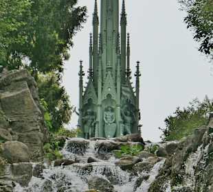 Das Nationaldenkmal oberhalb vom Wasserfall
