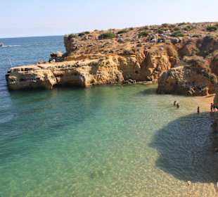 Prachtige rotswanden met schitterend strand