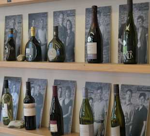 Bei der InfoVinothek Sommerach