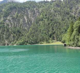 Smaragdgrünes Wasser