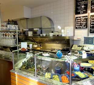 Blick auf Tresen und offene Küche