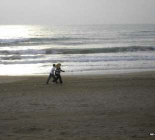 Von Einheimischen bevorzugt, der Gang am Strand