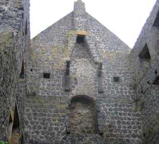 Die Reste der Gebäude.