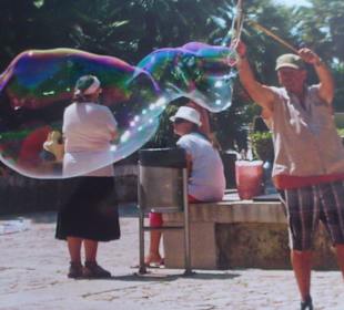 Straßenkünstler vor der Kathedrale